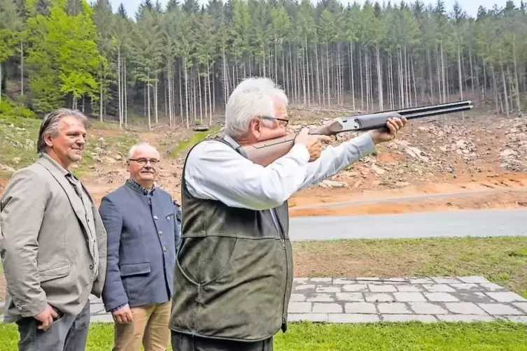 Noch ist das Schießen nicht freigegeben, aber fürs Foto legt Günther Degen schon mal an. Markus Müller (links) und Thomas Weber 