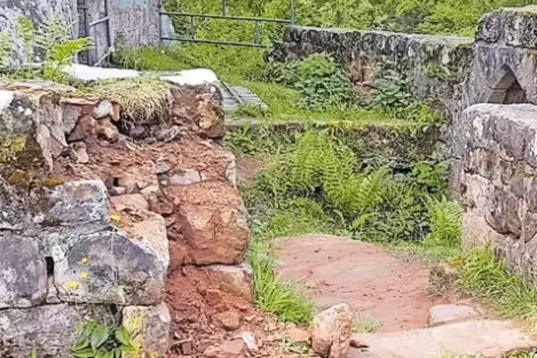 Mutwillig zerstört: eine Mauer auf der Beilstein.