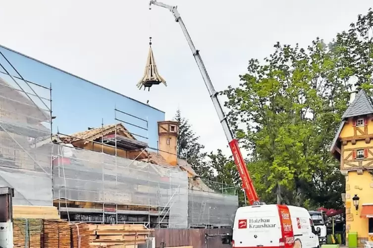 Deckel drauf: An der Fassade bekommt ein Turm seine Bedachung.