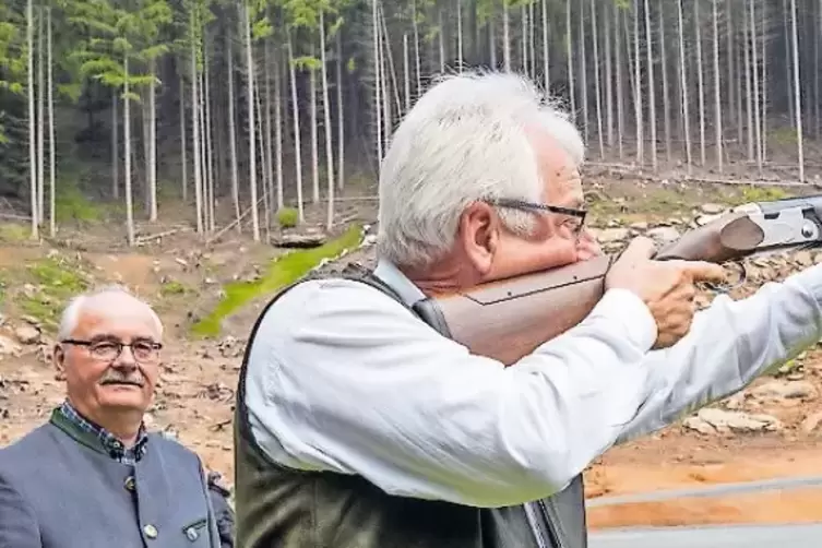 Noch ist das Schießen nicht freigegeben, aber fürs Foto legt Günther Degen schon mal an. Thomas Weber sieht ihm dabei über die S