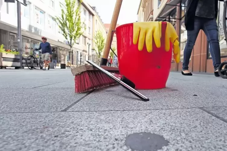 Nicht nur mit dem Besen, sondern auch mit dem Nassschrubber wird die Fußgängerzone 2019 gereinigt.