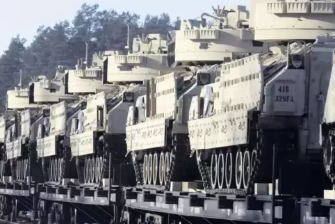 US-amerikanische Bradley-Schützenpanzer werden mit der Bahn Richtung Osteuropa transportiert.