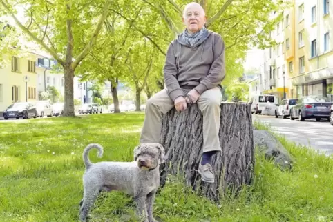 Kurze Pause beim Spaziergang: Hansgünther Heyme mit seinem spanischen Wasserhund Gómez.