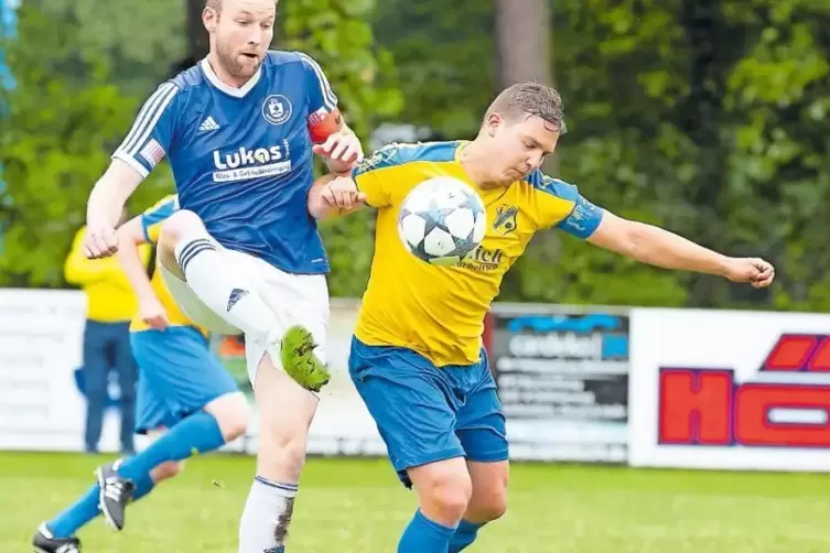 Es bleibt spannend: Torjäger Marco Heieck (links) und der SV Rodenbach liefern sich ein Fernduell mit dem SV Steinwenden. Rechts