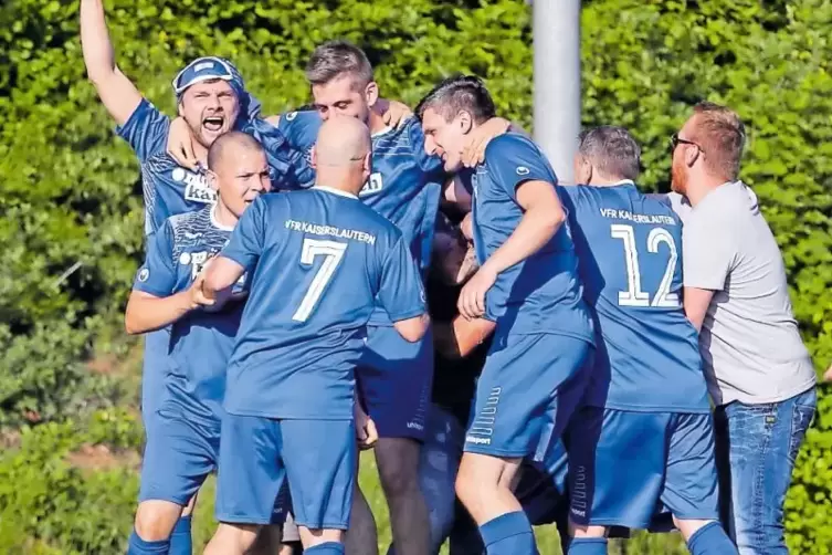 Sie haben das Ding: Der VfR gewinnt den Ü32-Pokal des Kreises Kaiserslautern-Donnersberg.