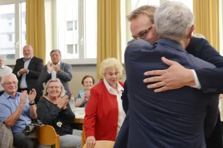 Oberbürgermeister Bernhard Matheis beglückwünscht Markus Zwick zur Wahl als OB-Kandidat der CDU. Foto: Seebald 