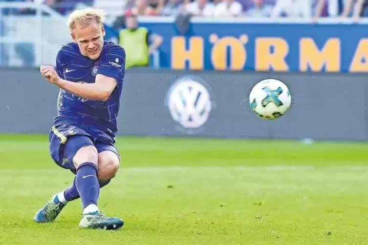 Alles klar: Sören Bertram und sein dritter Streich zum 3:1 für Erzgebirge Aue gegen den KSC.