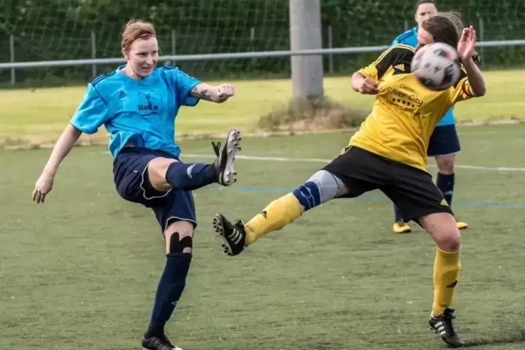 Ihre Schusskraft dürfte im Pokalfinale am Sonntag wieder gefragt sein: Tina Ruh (links) ist derzeit Marnheims beste Torschützin 