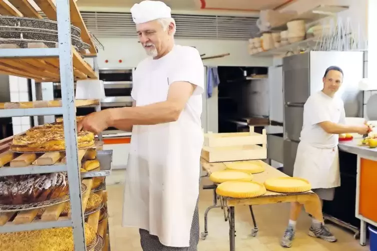 Die Bäckerei Kaiser schließt am Jahresende, Bäckermeister Wolfgang Kaiser (links) mit Geselle Torsten Böhm.