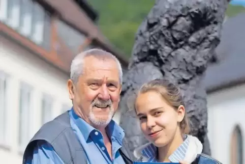Autor Hermann Dietrich präsentiert mit Enkelin Teresa sein Buch über die Geschichte der Stadt Wolfstein.