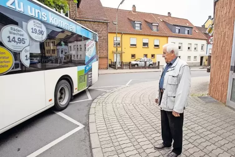 Karl-Heinz Blatt wünscht sich einen etwas schmaleren Bürgersteig – damit der Verkehr an der Stadtsparkasse besser um die Kurve k