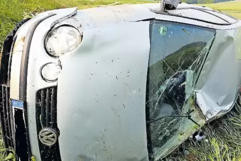 Die 19-jährige Fahrerin und ihr 13 Jahre alter Beifahrer sind bei dem Unfall zwischen Sankt Alban und Dielkirchen leicht verletz