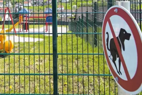Auch in Altenkirchen wurde bereits am Spielplatz ein Schild aufgehängt, damit Hundebesitzer ihre Vierbeiner nicht dorthin führen