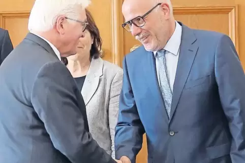 Händeschütteln mit dem Staatsoberhaupt: Kandels Verbandsbürgermeister Volker Poß (rechts) zu Gast bei Bundespräsident Frank-Walt
