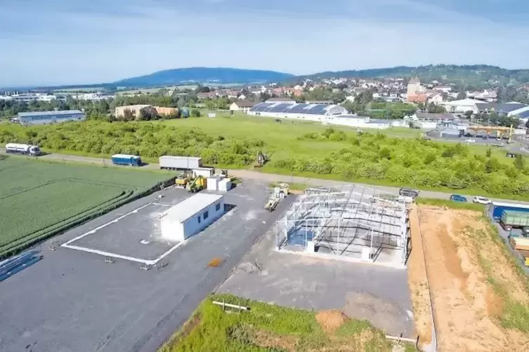 Noch ist viel Luft, aber zwei Unternehmen sorgen derzeit für weitere Lückenschlüsse im Gewerbegebiet an der Kaiserstraße.