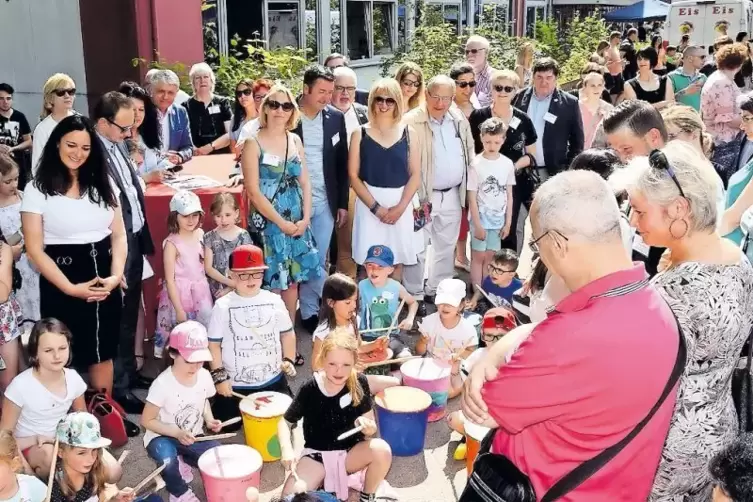 Der Trommelworkshop der bilingualen Robert-Schuman-Grundschule begrüßte die Gäste aus Poissy zweisprachig.