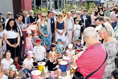 Der Trommelworkshop der bilingualen Robert-Schuman-Grundschule begrüßte die Gäste aus Poissy zweisprachig.