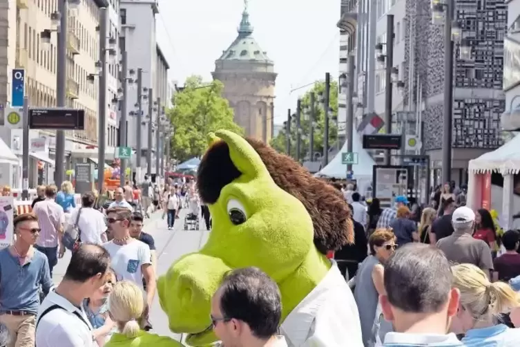 Am Nachmittag gab es auf den Planken noch eine recht große Bewegungsfreiheit. Abends war ein Durchkommen kaum noch möglich.