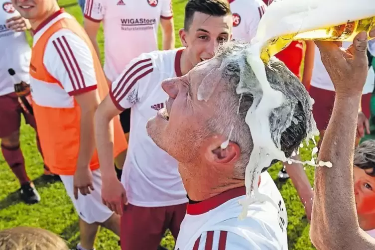 Der obligatorischen Bierdusche konnte Steinwendens Meistertrainer Daniel Graf nicht entkommen.