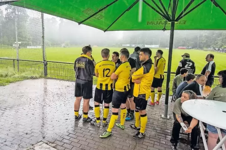 Alles Warten war vergeblich: Weil sich das Gewitter über Waldleiningen festgesetzt hatte, pfiff der Schiedsrichter die Partie ni