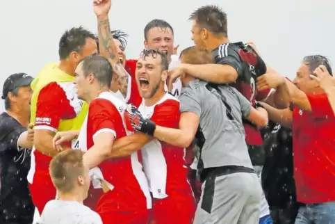 Ein Punkt reicht zum Titel: Spieler, Funktionäre und Fans des SV Gundersweiler gerieten nach dem 3:3 gegen Bolanden völlig aus d