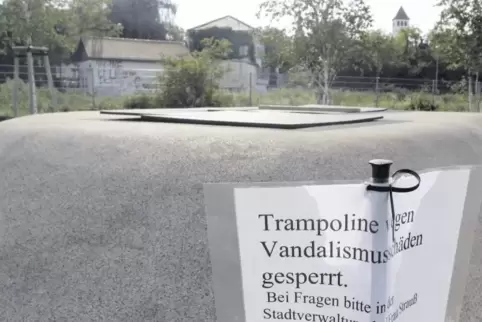 Wie hoch der Schaden ist, der kürzlich an den Trampolinen in der Alla-Hopp-Anlage verursacht wurde, kann die Stadtverwaltung Grü