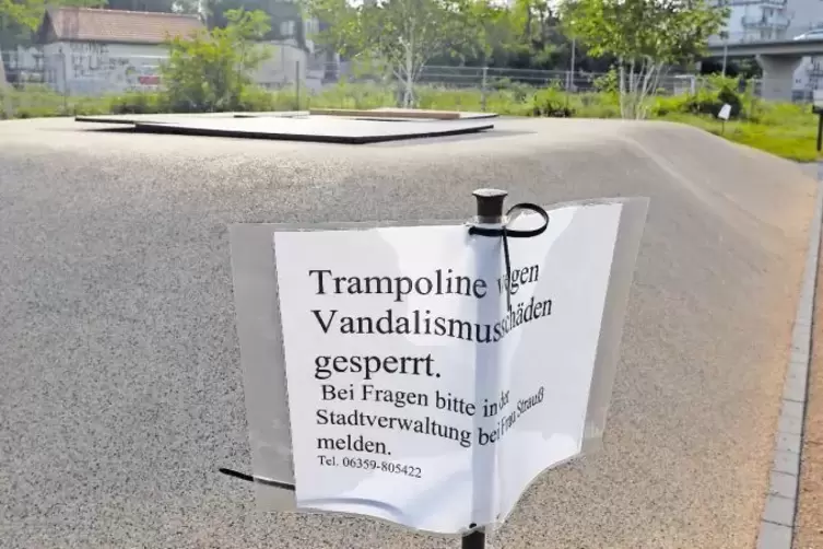 Wie hoch der Schaden ist, der kürzlich an den beiden Trampolinen verusacht wurde, kann die Stadtverwaltung Grünstadt noch nicht 