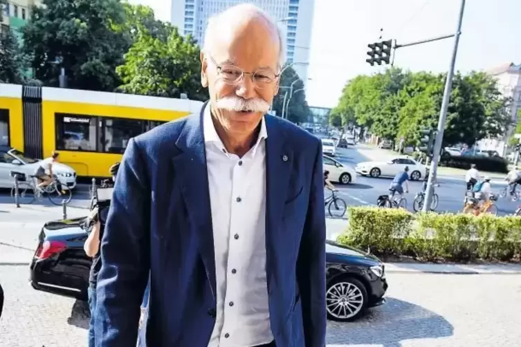 Daimler-Chef Dieter Zetsche auf dem Weg zu seinem Treffen mit Bundesverkehrsminister Andreas Scheuer (CSU). Es sei ein gutes Ges