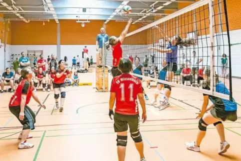 In diesem Duell ging es in die Verlängerung: Der SV Miesenbach (links) besiegte den VBC/TFC schließlich im dritten Satz.