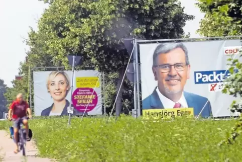 Das Kandidaten-Duell an der Straße: Galerie der Wahlplakate in der Paul-Egell-Straße.