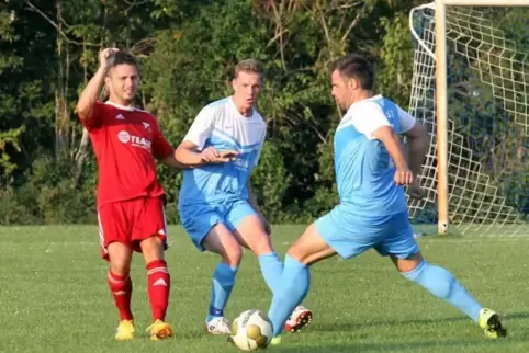 Einmal Otterstadter, immer Otterstadter: Andreas Hofmann (rechts) in einem Spiel gegen TSV Lingenfeld. ArchivFoto: Lenz 