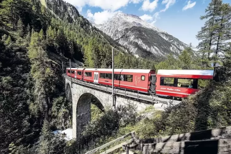 Die Albula-Linie führt über teilweise spektakuläre Viadukte durch eine faszinierende Landschaft von Graubündens Kantonshauptstad