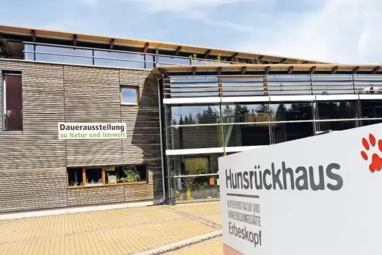 Das im Jahre 2000 als Umweltbildungsstätte eröffnete Hunsrückhaus gilt schon heute als sanierungsbedürftig. Hier soll das erste 