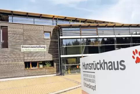 Das im Jahre 2000 als Umweltbildungsstätte eröffnete Hunsrückhaus gilt schon heute als sanierungsbedürftig. Hier soll das erste 