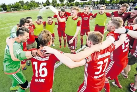 So feiert der Meister: Der FC Queidersbach bejubelte am Mittwoch ausgelassen den Titelgewinn in der A-Klasse.