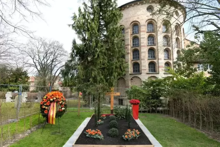 Das Kohl-Grab in Speyer. Hier werde Kränze niedergelegt. Foto: Lenz 