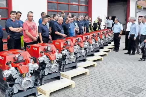 Über neue Pumpen freuen sich die Feuerwehrkameraden beider Verbandsgemeinden und (in blauen Hemden von links nach rechts) Thomas