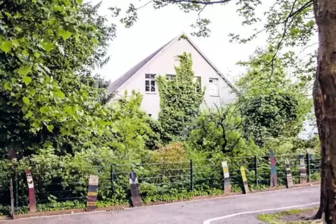 Vom Schulhof der Grundschule ist eine Giebelseite des Gebäudes der ehemaligen „Süddeutschen Schuhfabrik“ zu erkennen. Das Gebäud