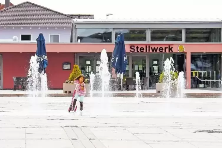 Schmuckstück Dorfplatz: Wo einst der Bahnhof vor sich hin gammelte, pulsiert heute in Weilerbach das Leben.