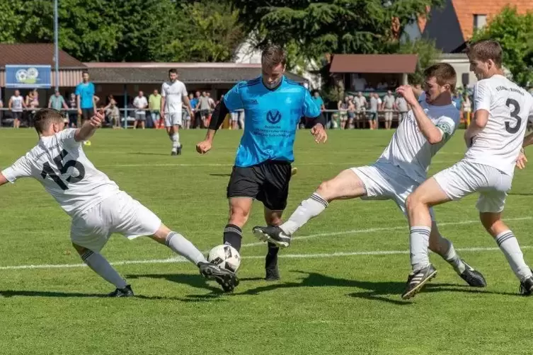 Trotz couragierter Leistung scheitert der TuS Wachenheim an Edesheim/Roschbach. Hier kommt Henri Steiniger (Zweiter von links) n