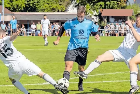 Trotz couragierter Leistung scheitert der TuS Wachenheim an Edesheim/Roschbach und bleibt in der B-Klasse. Hier kommt Henri Stei