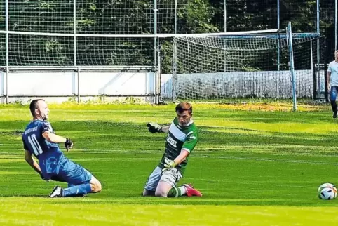 Doppelter Kniefall: Wattweilers Ersatzkeeper Martin Reichling (rechts) hat auch in dieser Szene keine Chance gegen den fünfmalig