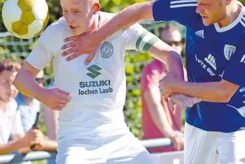 Zweikampf mit harten Bandagen: Bolandens Abwehrspieler Marco Ruppert (rechts) attackiert Kusels Kapitän Sascha Theis. Die Nordpf