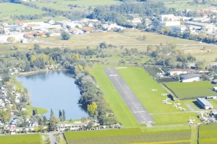 Nach vielfacher Pilotenmeinung einer der schönsten Landeanflüge der Republik: die Landebahn neben dem Almensee.