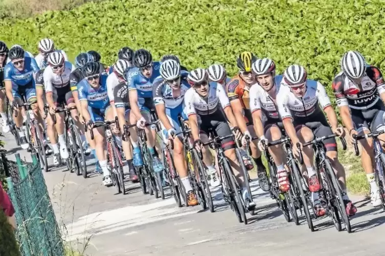 Im Windschatten: Radsportler auf dem knapp einen Kilometer langen Rundkurs in Ebertsheim-Rodenbach.