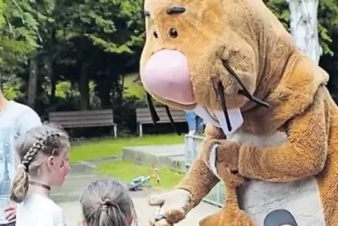 Hat Süßes dabei: Der RHEINPFALZ-Biber Nils Nager ist bei den Kindern beliebt.