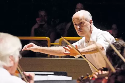 Die Leitung des Westpfälzischen Symphonieorchesters liegt in den bewährten Händen von Thomas Germain.