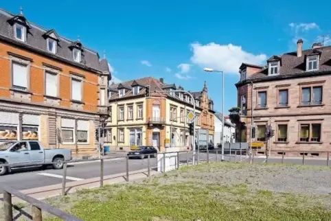 Um die Verkehrssicherheit in der Ortsmitte zu erhöhen, den vorher sehr schmalen Gehweg verbreitern zu können, wurde ein Haus in 