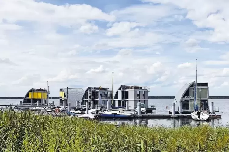 Am Geierswalder See in Sachsen: schwimmende Häuser, die nicht auf Grund gebaut sind, sondern auf dem Gewässer treiben.