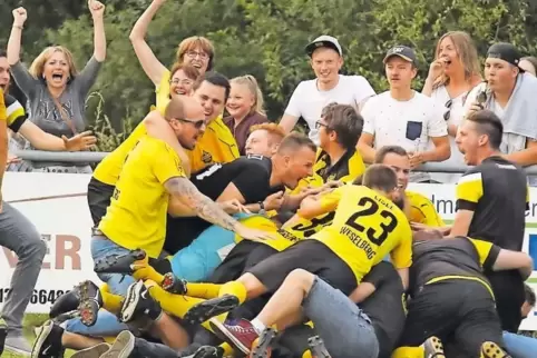 Weselberger Jubel nach dem Treffer zum 3:2 in der Nachspielzeit durch den ganz unten liegenden Pablo Geßner.